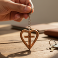 ✨ Porte-clés Cœur Croix en Bois d’Olivier de Bethléem | Stella Christi