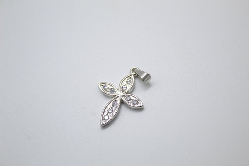 Pendentif croix minimaliste chrétienne