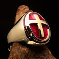 Bague pour homme en laiton massif, ornée d'une croix chrétienne rouge moderne. Cette bague est d'une qualité exceptionnelle.
