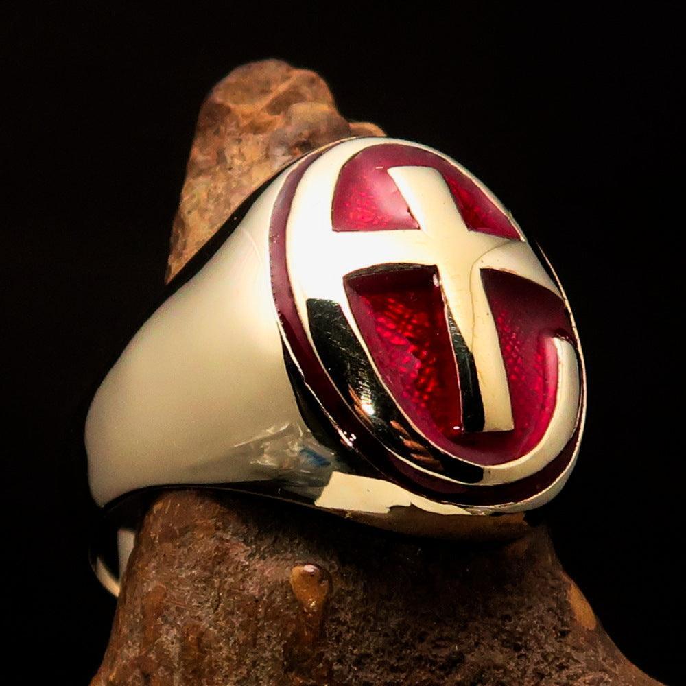 Bague pour homme en laiton massif, ornée d'une croix chrétienne rouge moderne. Cette bague est d'une qualité exceptionnelle.