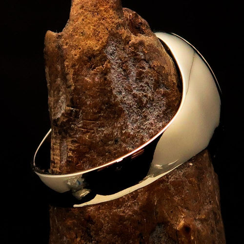 Bague pour homme en laiton massif, ornée d'une croix chrétienne rouge moderne. Cette bague est d'une qualité exceptionnelle.