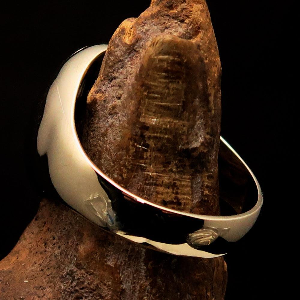 Bague pour homme en laiton massif, ornée d'une croix chrétienne rouge moderne. Cette bague est d'une qualité exceptionnelle.