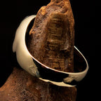 Bague pour homme en laiton massif, ornée d'une croix chrétienne rouge moderne. Cette bague est d'une qualité exceptionnelle.