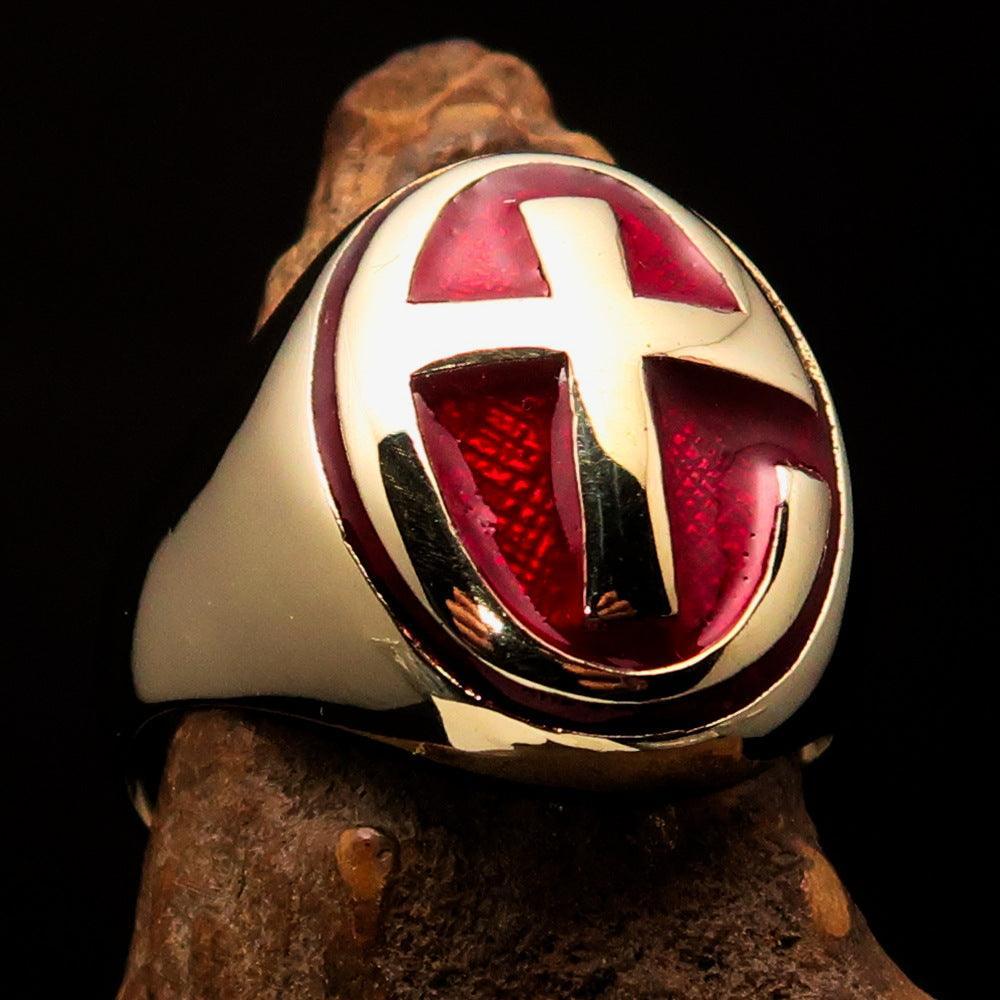 Bague pour homme en laiton massif, ornée d'une croix chrétienne rouge moderne. Cette bague est d'une qualité exceptionnelle.