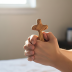 ✝️ Croix de Poche en Bois d’Olivier de Bethléem| Stella Christi