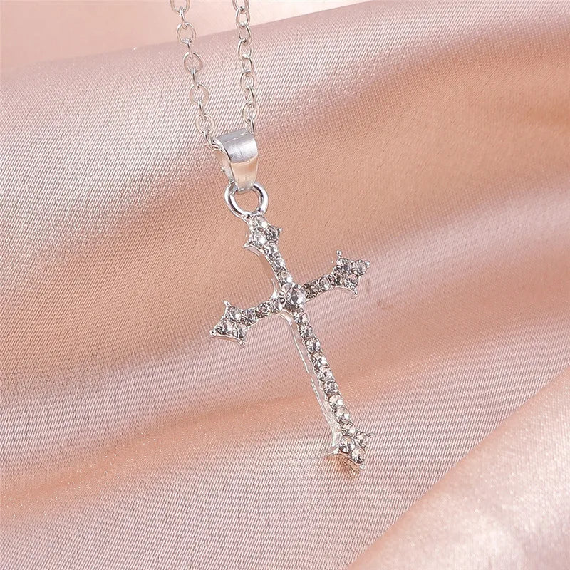 Collier croix et crucifix en zircon – plusieurs modèles