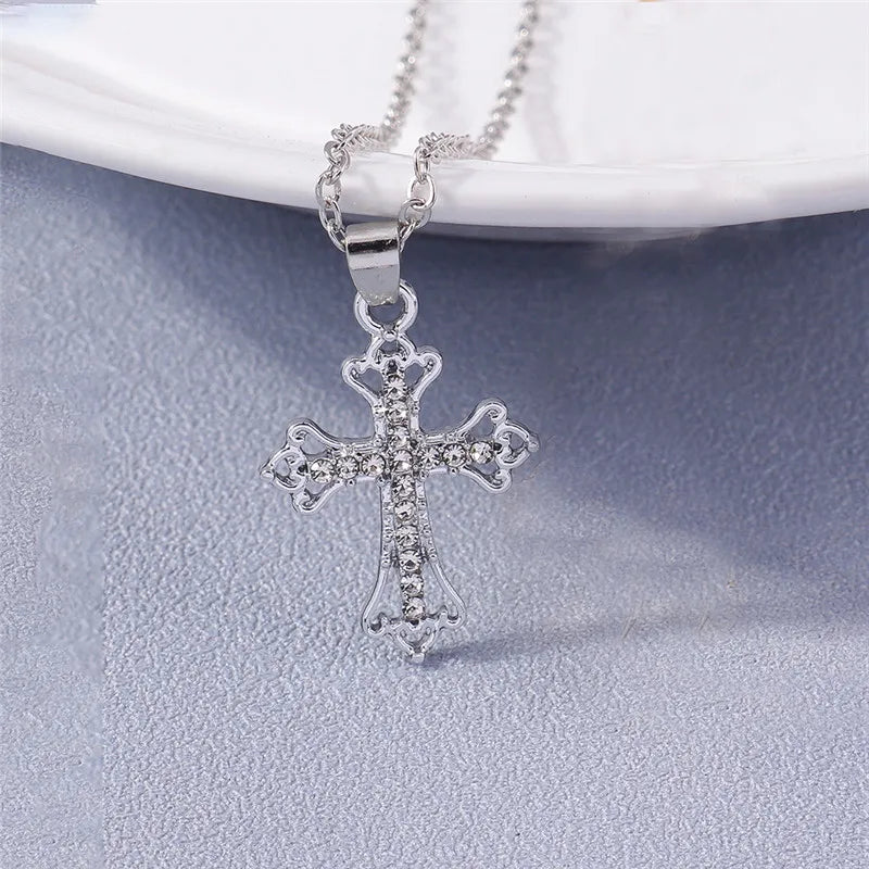 Collier croix et crucifix en zircon – plusieurs modèles