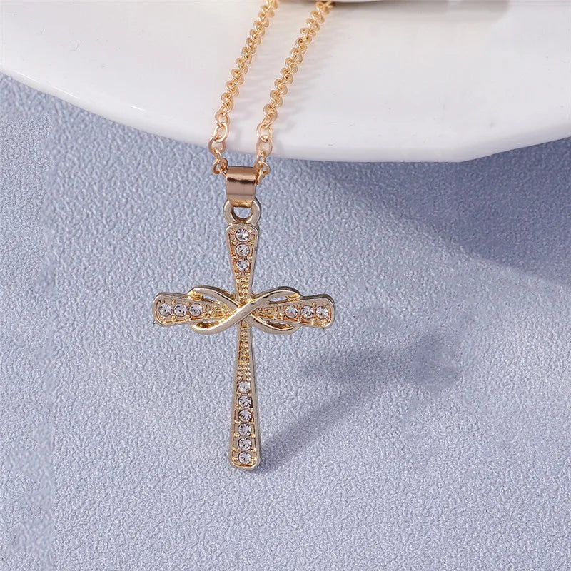 Collier croix et crucifix en zircon – plusieurs modèles