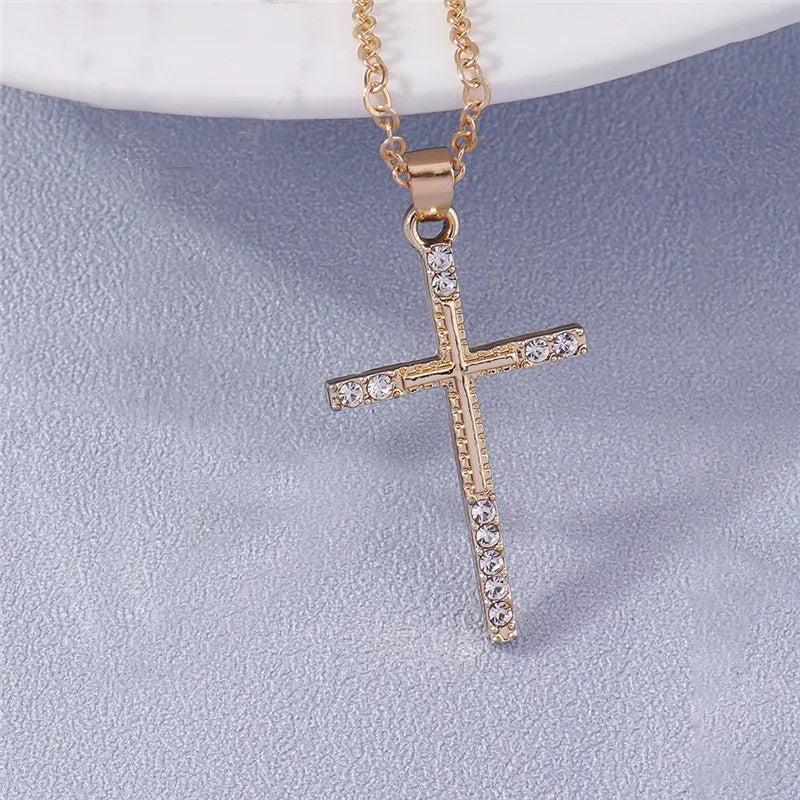 Collier croix et crucifix en zircon – plusieurs modèles