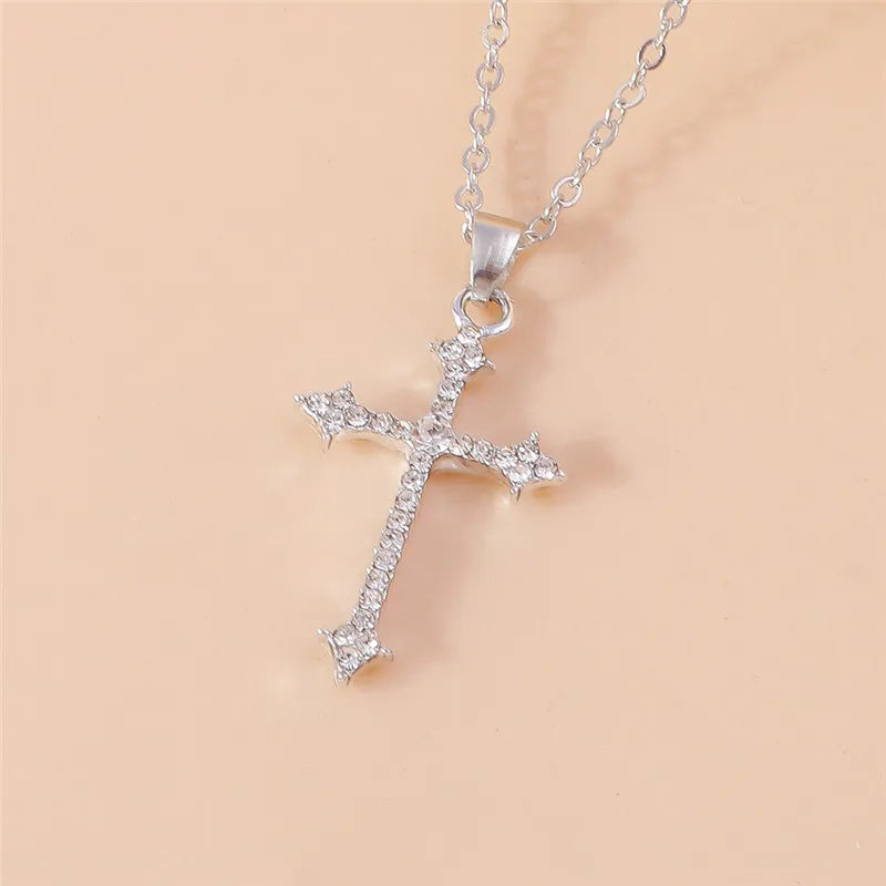 Collier croix et crucifix en zircon – plusieurs modèles