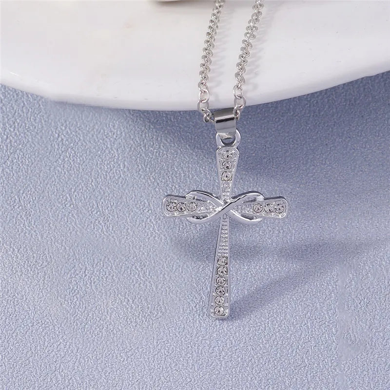 Collier croix et crucifix en zircon – plusieurs modèles