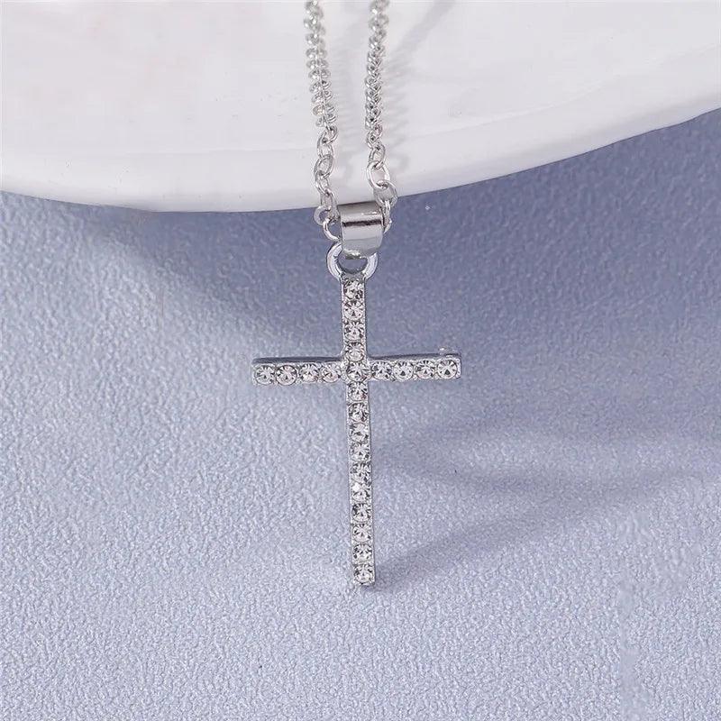 Collier croix et crucifix en zircon – plusieurs modèles