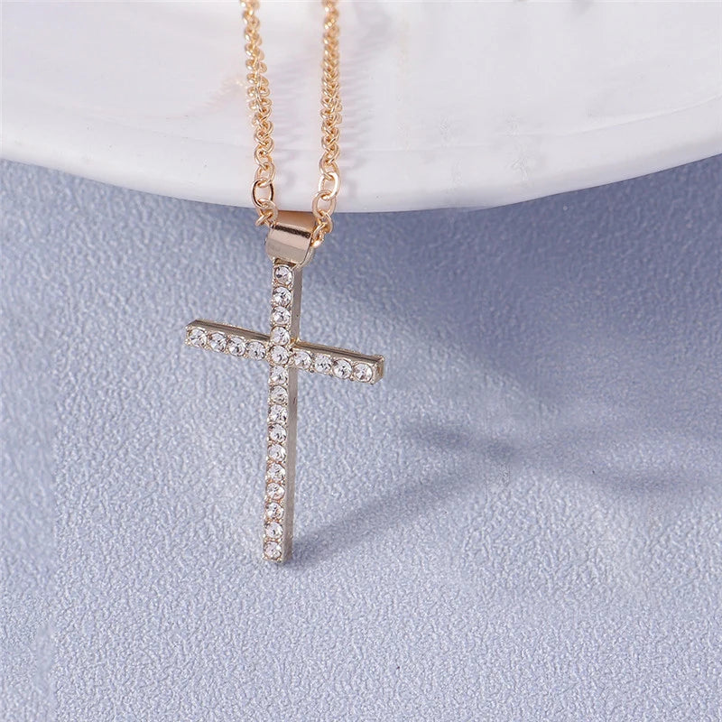 Collier croix et crucifix en zircon – plusieurs modèles