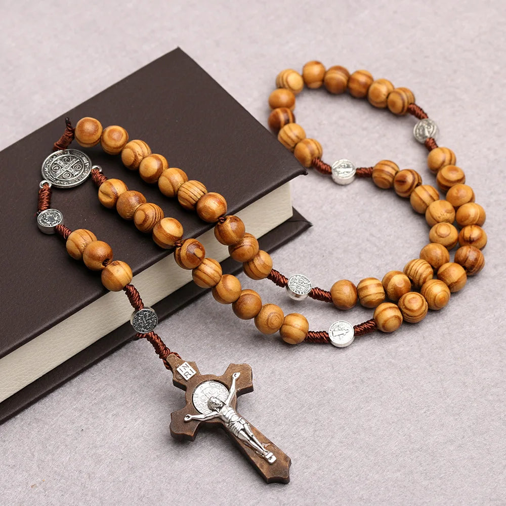 Collier chapelet en perles de bois 10 mm – croix et INRI