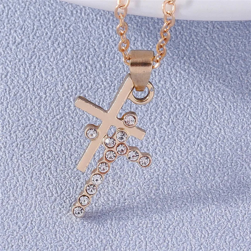 Collier croix et crucifix en zircon – plusieurs modèles