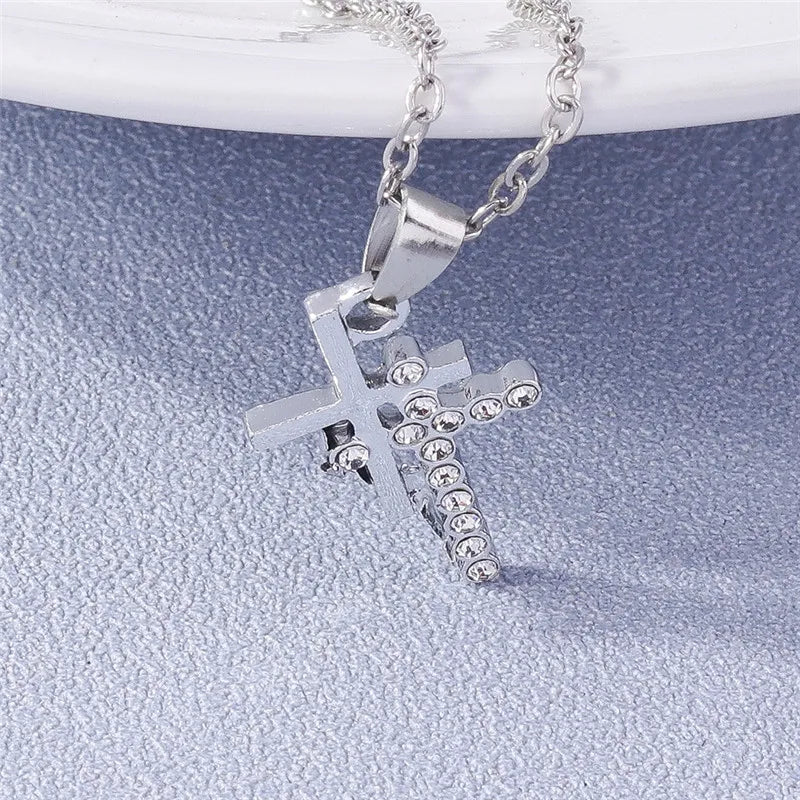 Collier croix et crucifix en zircon – plusieurs modèles