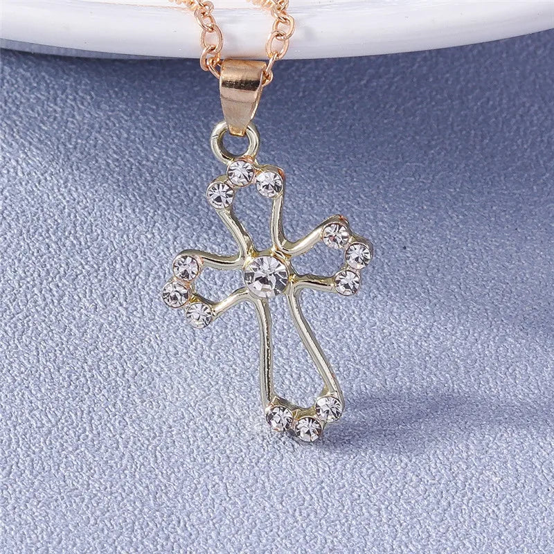 Collier croix et crucifix en zircon – plusieurs modèles