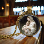 Collier Sainte Famille – pendentif illustré en verre – visuel fournisseur 2