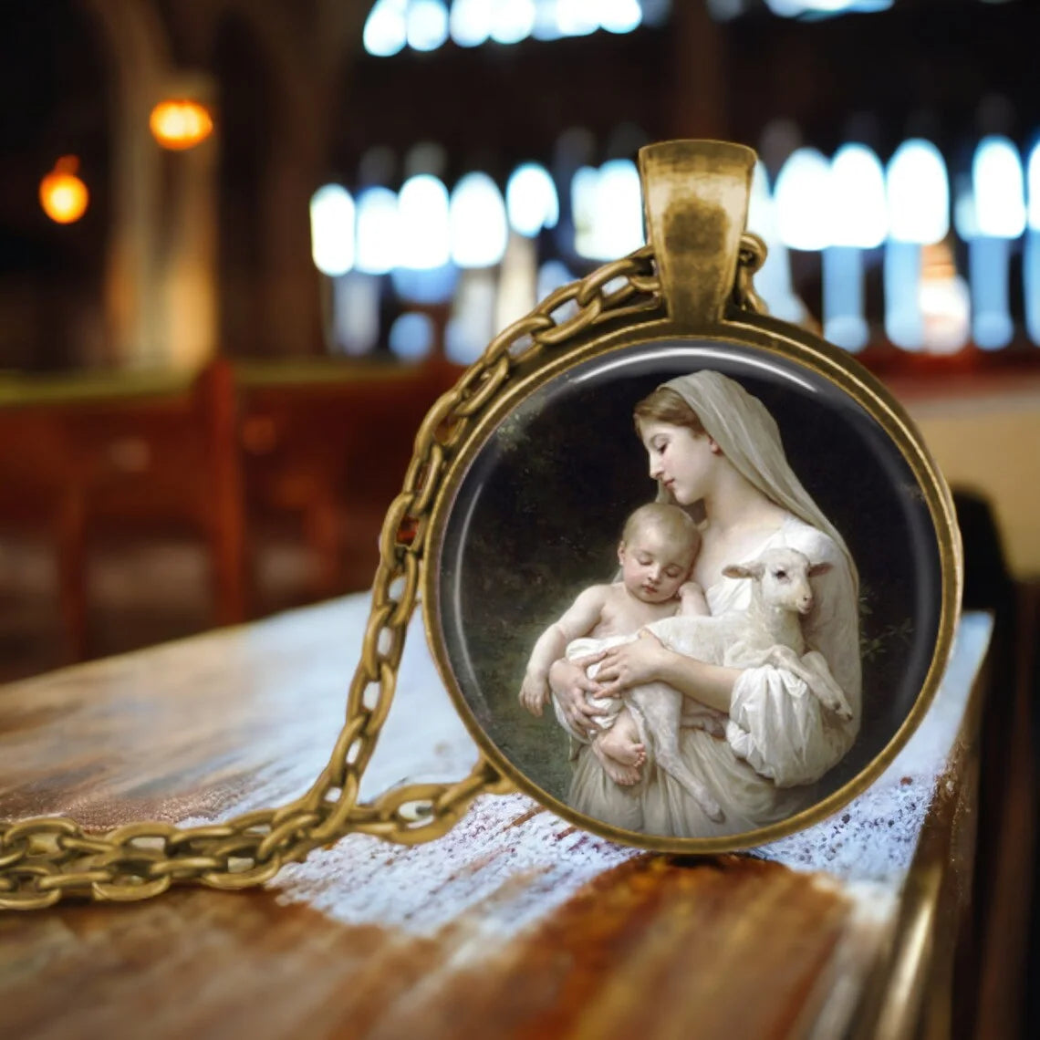 Collier Sainte Famille – pendentif illustré en verre – visuel fournisseur 2