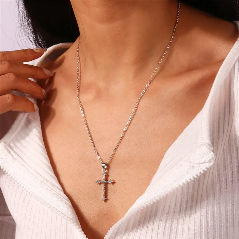 Collier croix et crucifix en zircon – plusieurs modèles