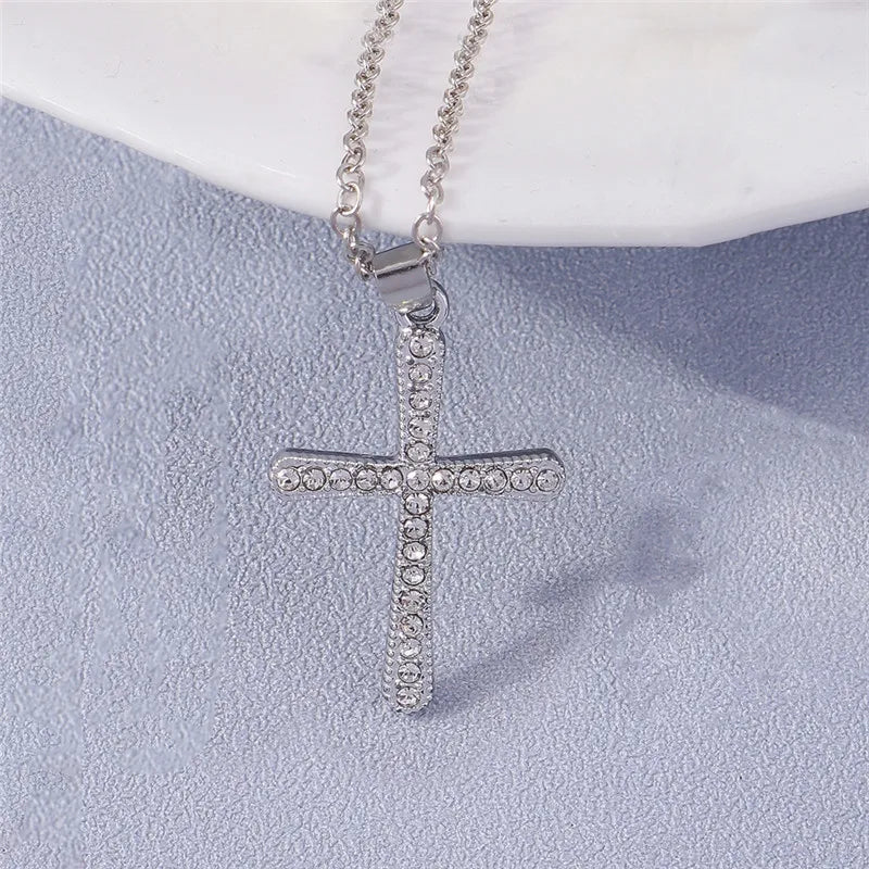 Collier croix et crucifix en zircon – plusieurs modèles