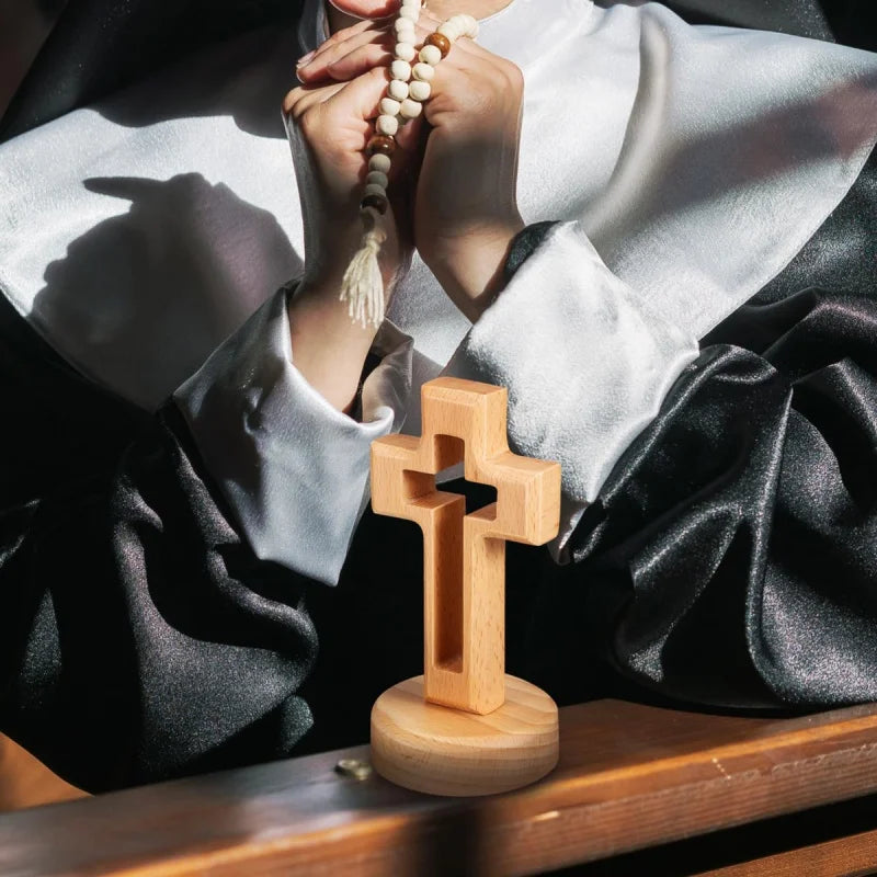 Crucifix en bois sur socle – Jésus-Christ