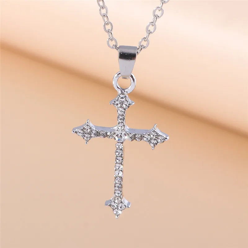 Collier croix et crucifix en zircon – plusieurs modèles