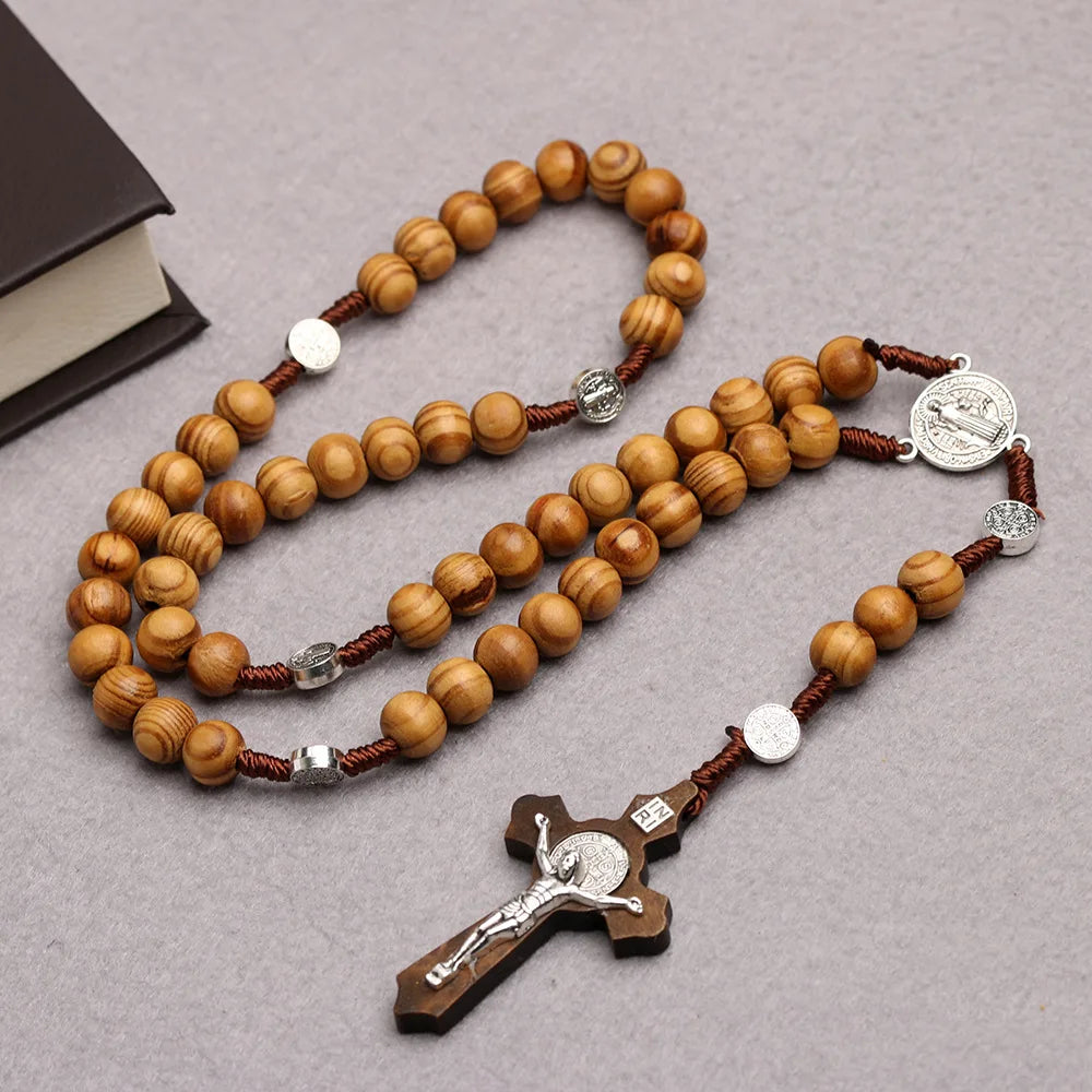 Collier chapelet en perles de bois 10 mm – croix et INRI