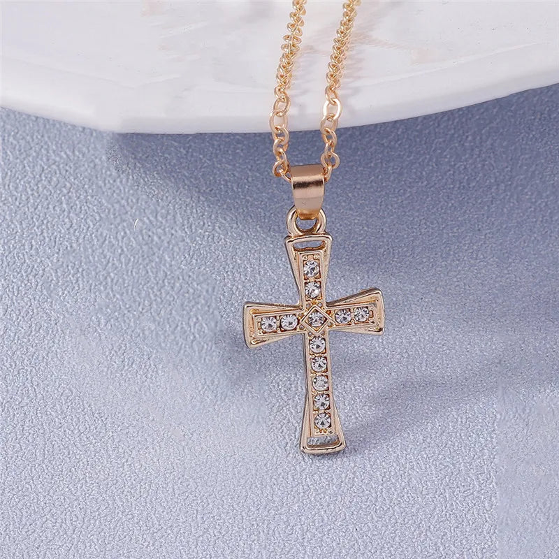 Collier croix et crucifix en zircon – plusieurs modèles