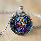 Collier Sainte Famille – pendentif illustré en verre – visuel fournisseur 8