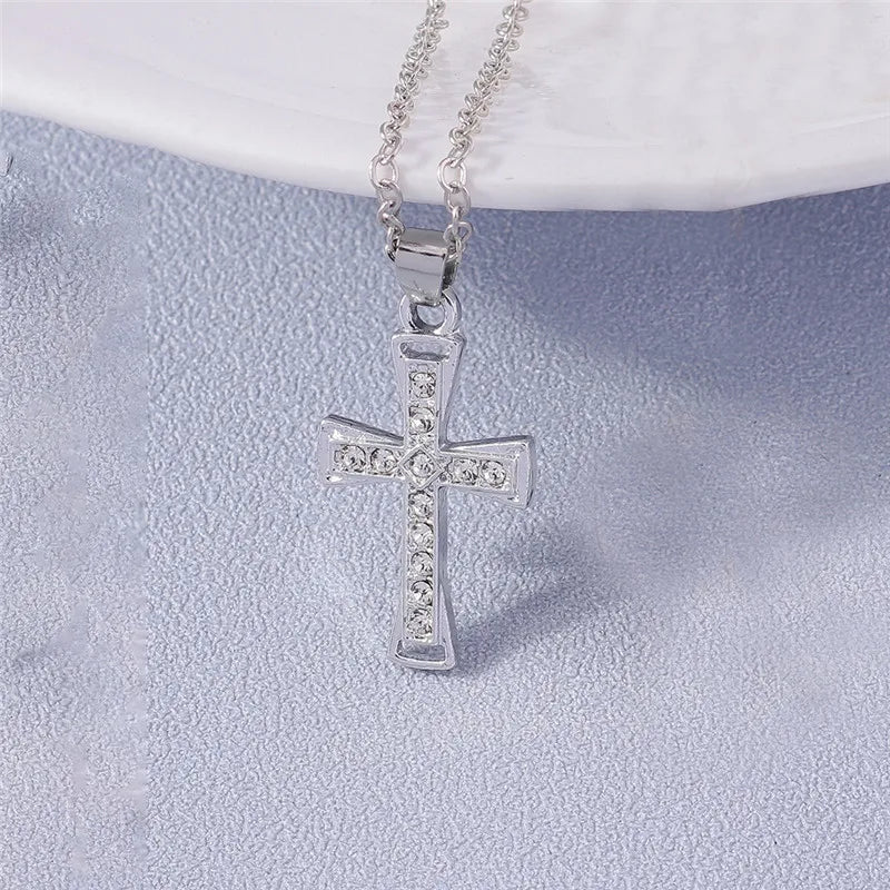 Collier croix et crucifix en zircon – plusieurs modèles