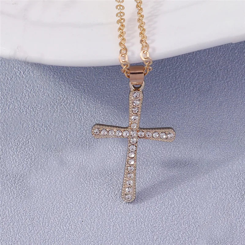 Collier croix et crucifix en zircon – plusieurs modèles