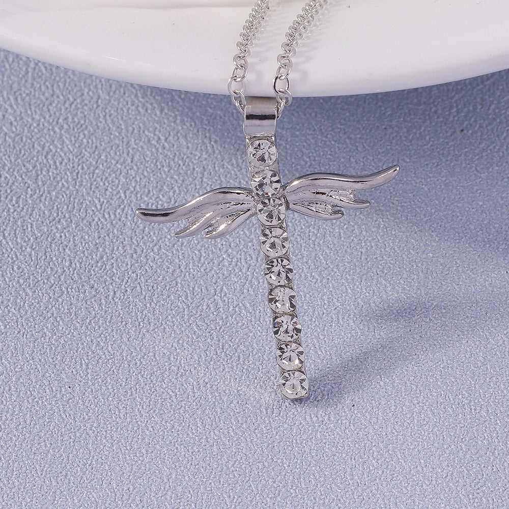 Collier croix et crucifix en zircon – plusieurs modèles