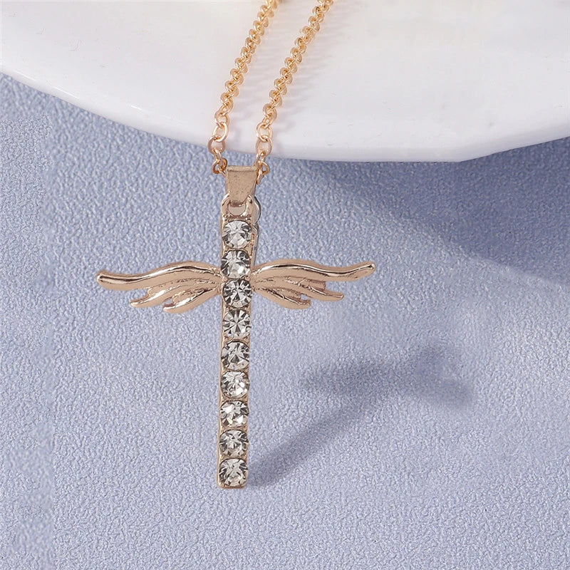 Collier croix et crucifix en zircon – plusieurs modèles