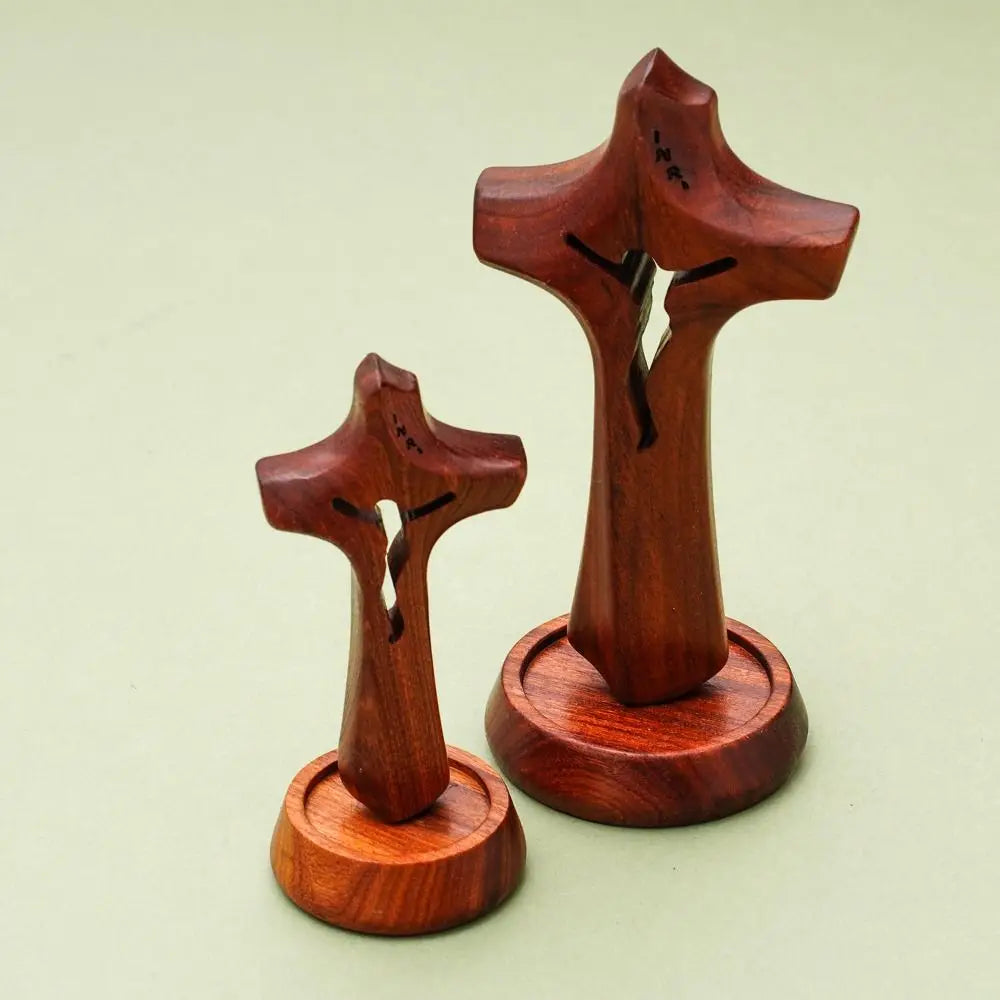 Croix ajourée en bois sur socle – 2 tailles