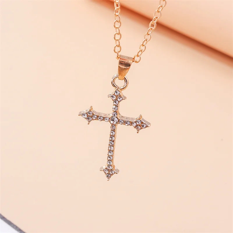 Collier croix et crucifix en zircon – plusieurs modèles