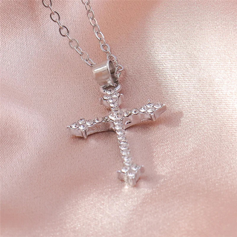 Collier croix et crucifix en zircon – plusieurs modèles