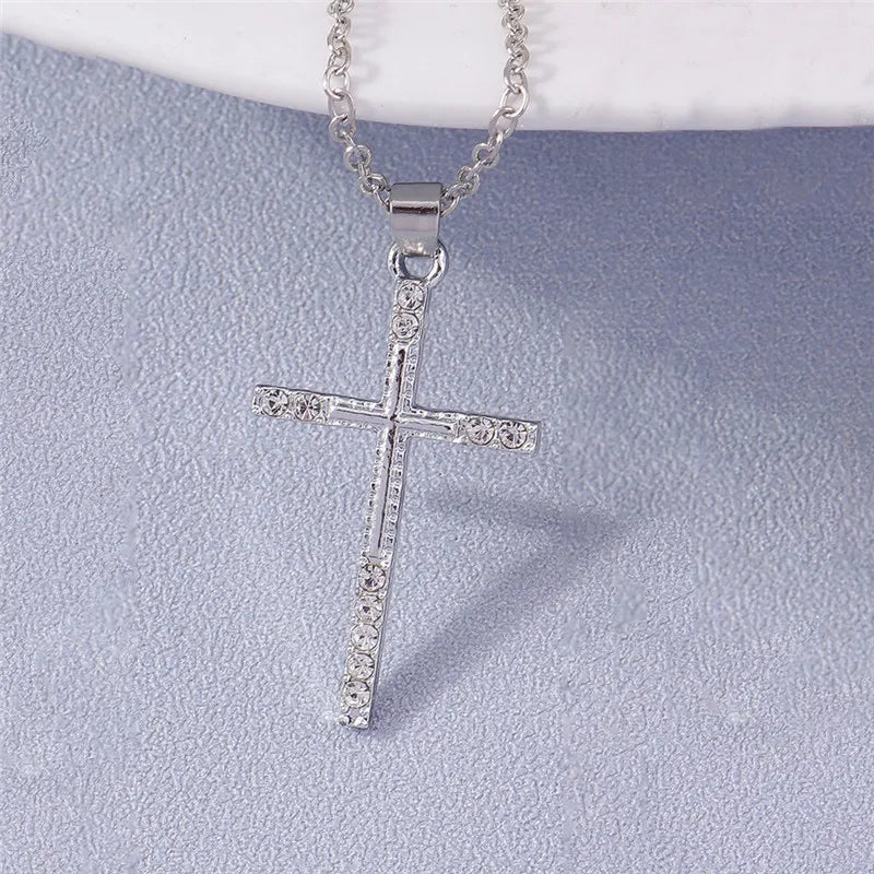 Collier croix et crucifix en zircon – plusieurs modèles