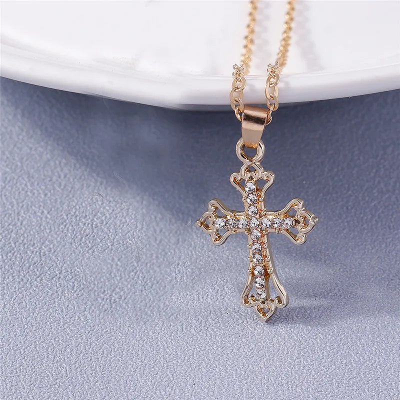 Collier croix et crucifix en zircon – plusieurs modèles