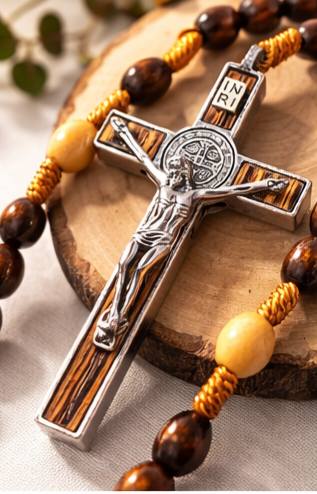 Chapelet en bois avec croix Saint Benoît – Fabrication artisanale | Stella Christi