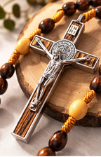 Chapelet en bois avec croix Saint Benoît – Fabrication artisanale | Stella Christi