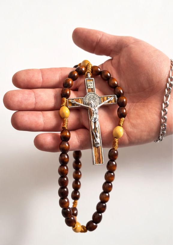 Chapelet en bois avec croix Saint Benoît – Fabrication artisanale | Stella Christi