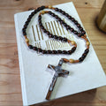 Chapelet en bois avec croix Saint Benoît – Fabrication artisanale | Stella Christi