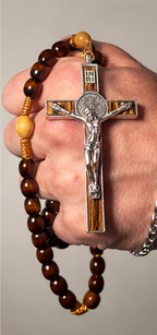 Chapelet en bois avec croix Saint Benoît – Fabrication artisanale | Stella Christi