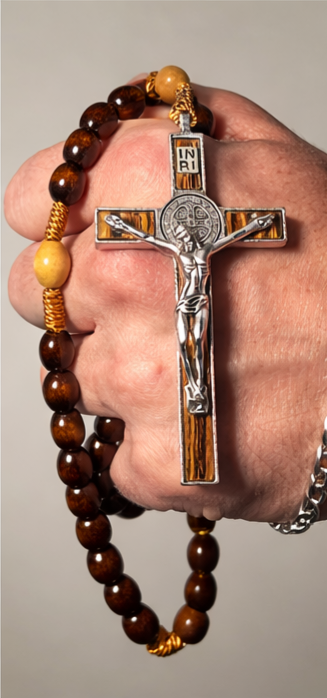 Chapelet en bois avec croix Saint Benoît – Fabrication artisanale | Stella Christi